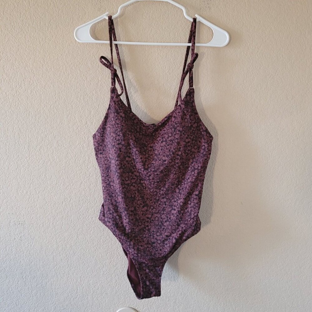 Athleta Swimsuit Keyhole One Piece Size Small Built in Bra Burgundy Floral EUC